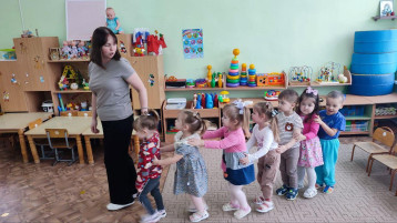 Малыши отправились в научную лабораторию Малыши отправились в научную лабораторию.