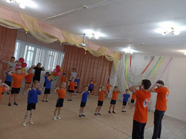 Волонтёры провели с ребятами утреннюю зарядку Волонтёры провели с ребятами утреннюю зарядку.